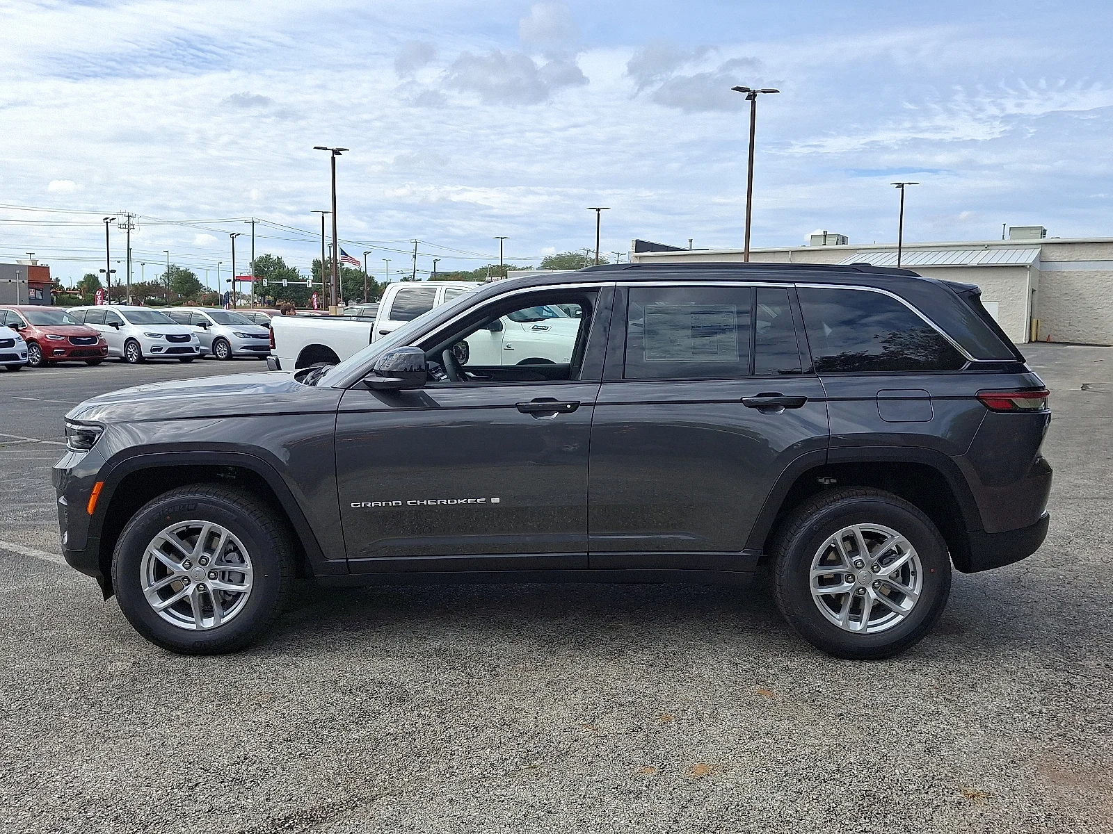 New 2025 Baltic Gray Metallic Clear-Coat Exterior Paint Jeep Laredo X image 5