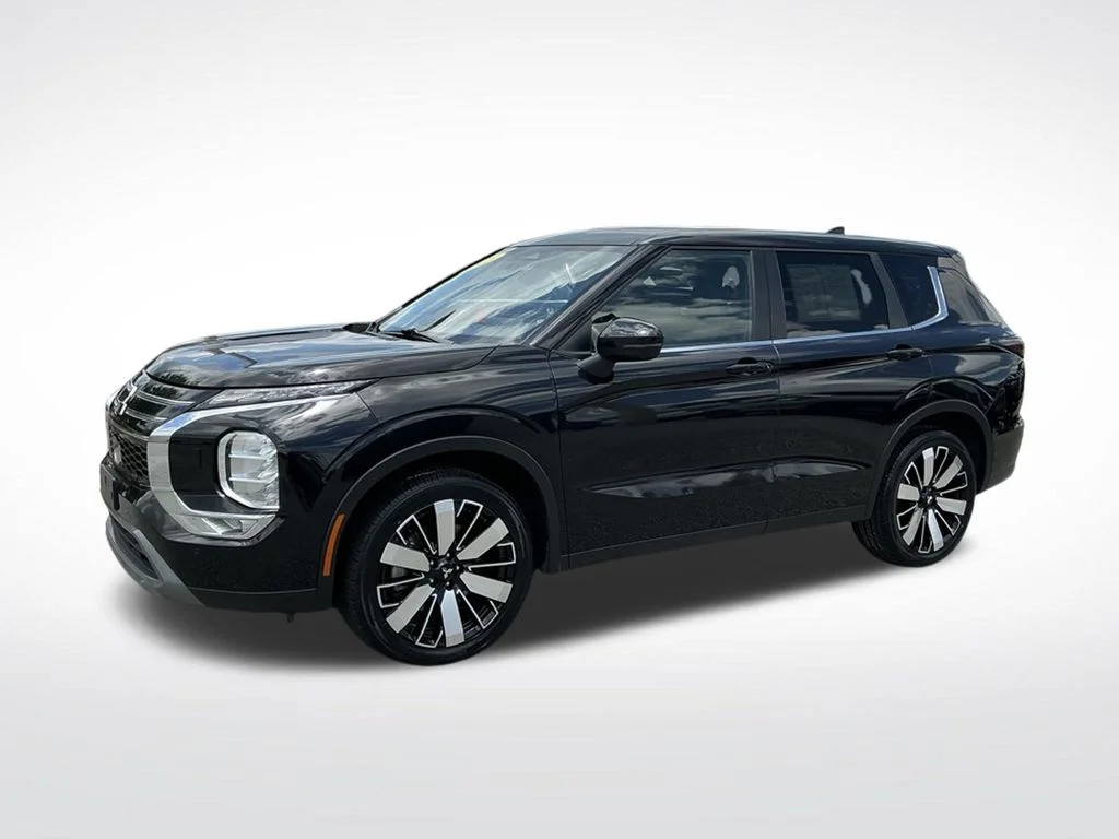 Used 2025  Mitsubishi SE image 2