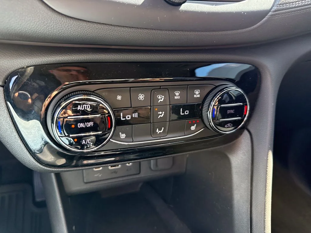 Used 2022 Summit White Buick Select image 22