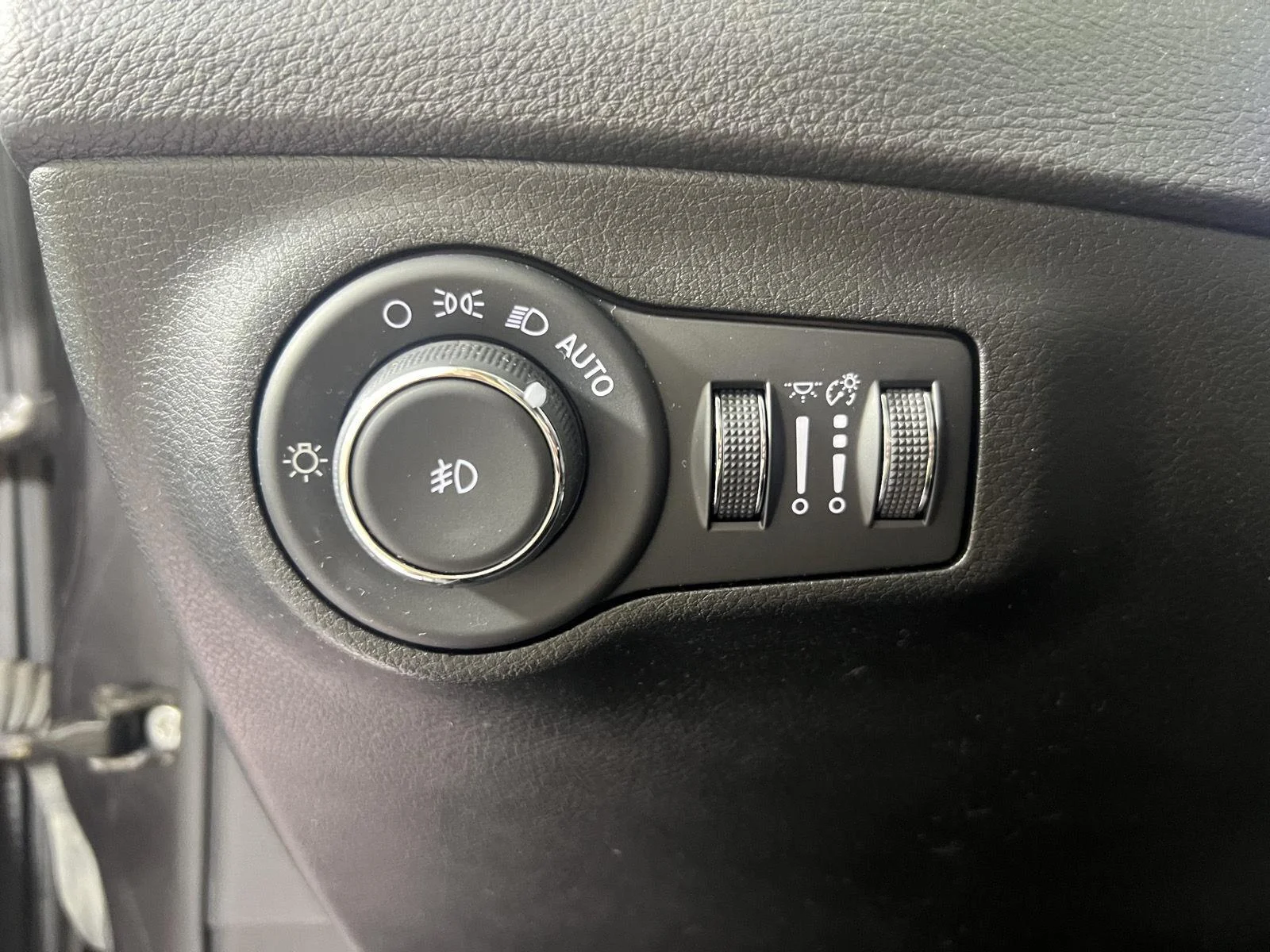 Used 2018 Granite Crystal Metallic Clearcoat Jeep Latitude image 16