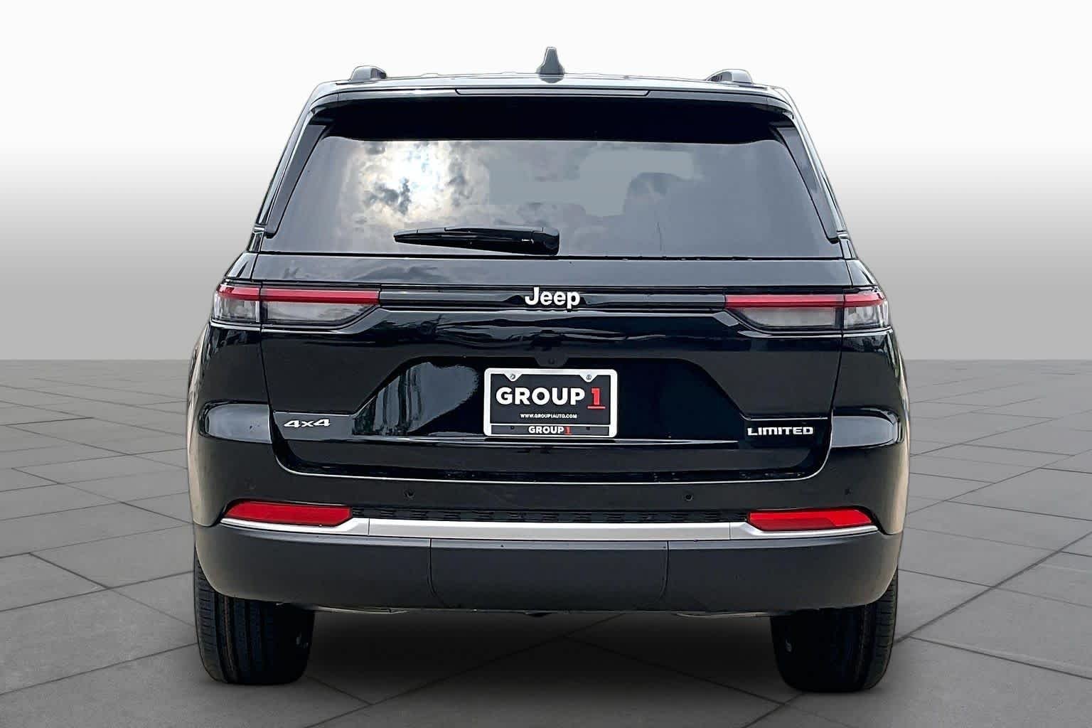 New 2026 Diamond Black Crystal Pearl-Coat Exterior Paint Jeep Limited image 4