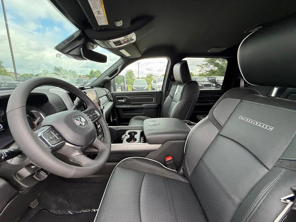 New 2026 Diamond Black Crystal Pearl-Coat Exterior Paint RAM Laramie image 12