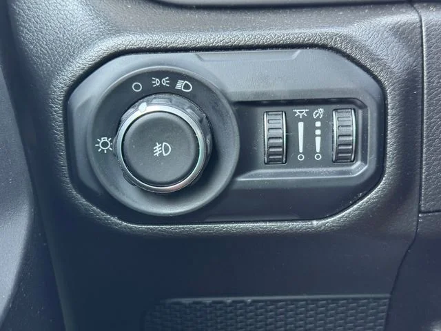 Certified Used 2022  Jeep Sport image 19