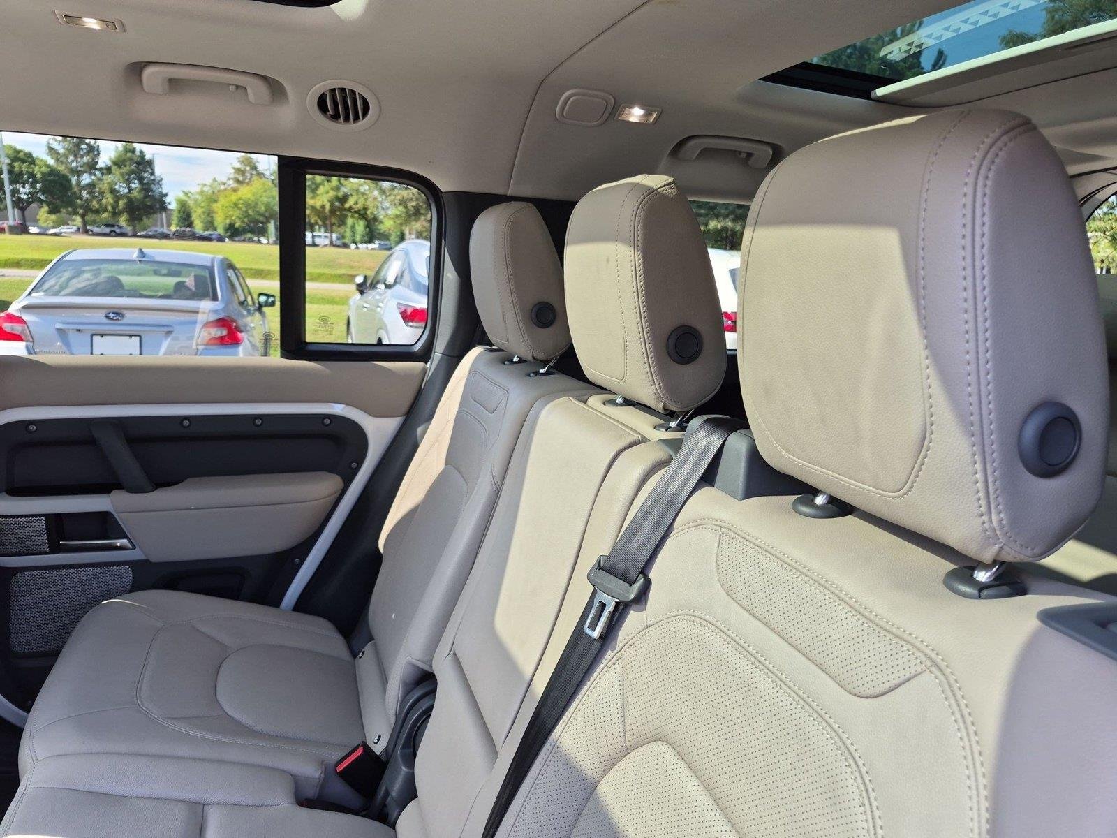 Used 2024 Fuji White Land Rover S image 31