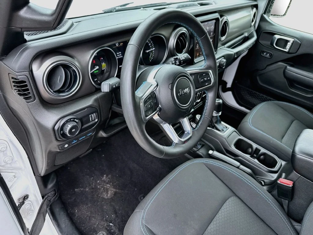 Used 2023 White Jeep Rubicon 4xe image 10