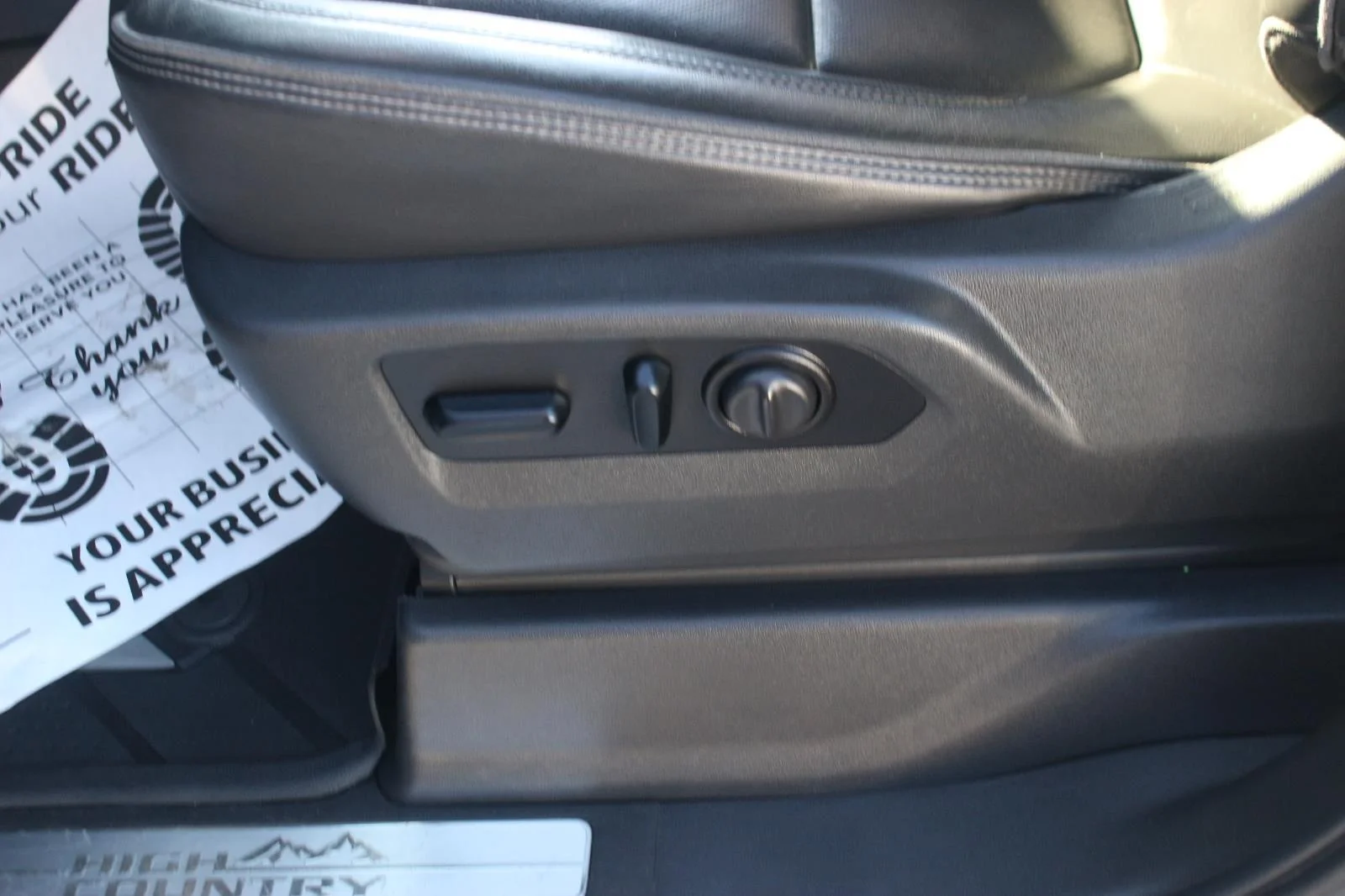 Used 2021 IRIDESCENT PEARL TRICOAT Chevrolet High Country image 16