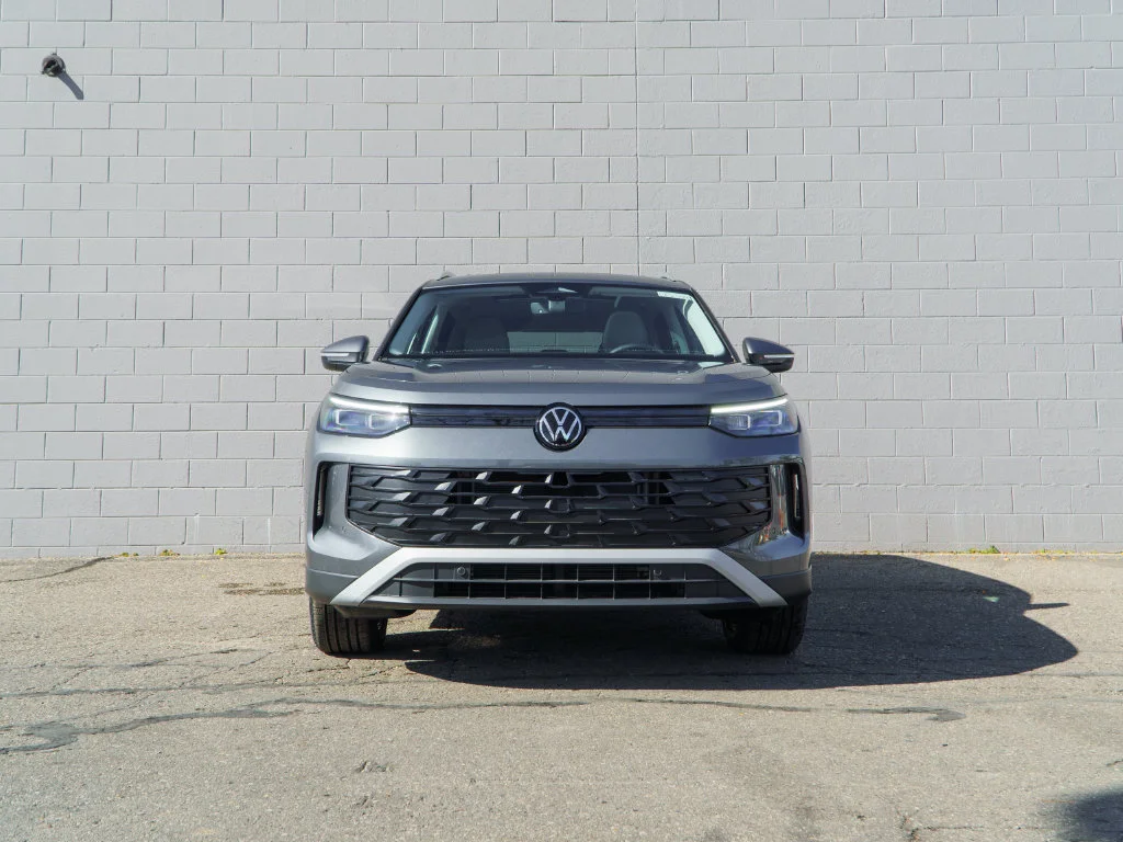 New 2026 Platinum Gray Metallic Volkswagen 2.0T SE image 2