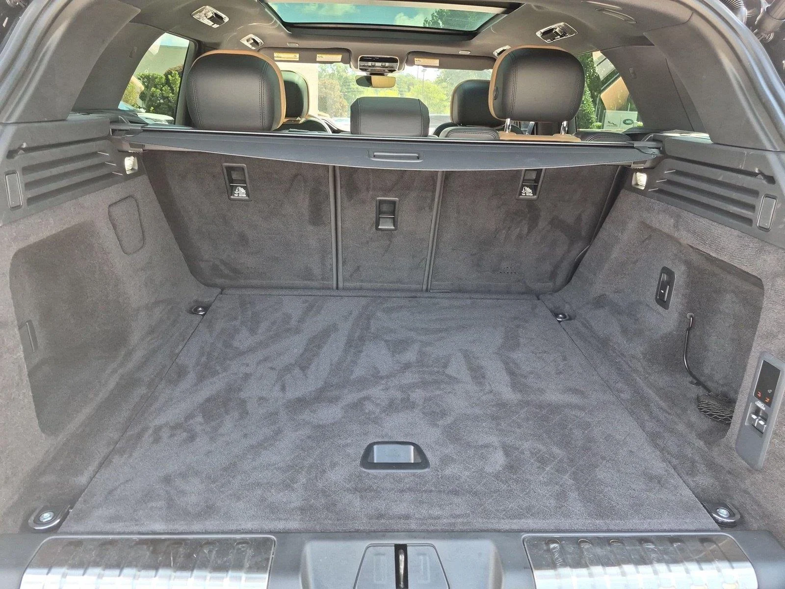 Used 2025 Carpathian Grey Premium Metallic Land Rover Dynamic SE image 32