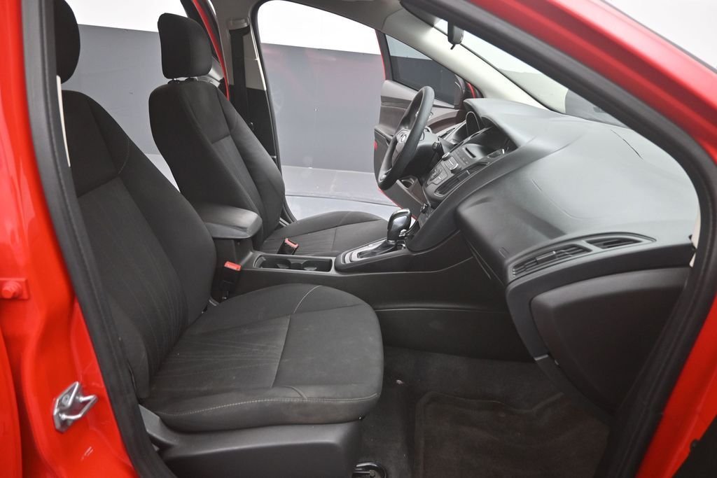 Used 2016 Red Ford SE image 10