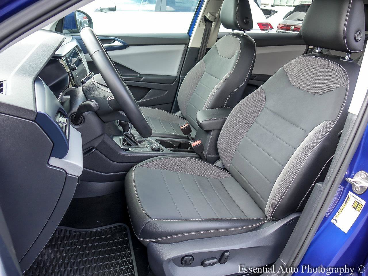 Used 2022 Dusk Blue Metallic Volkswagen SE image 8