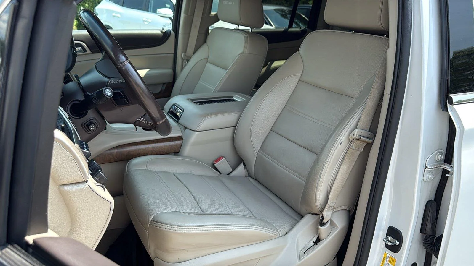 Used 2019 White Frost Tricoat GMC Denali image 8