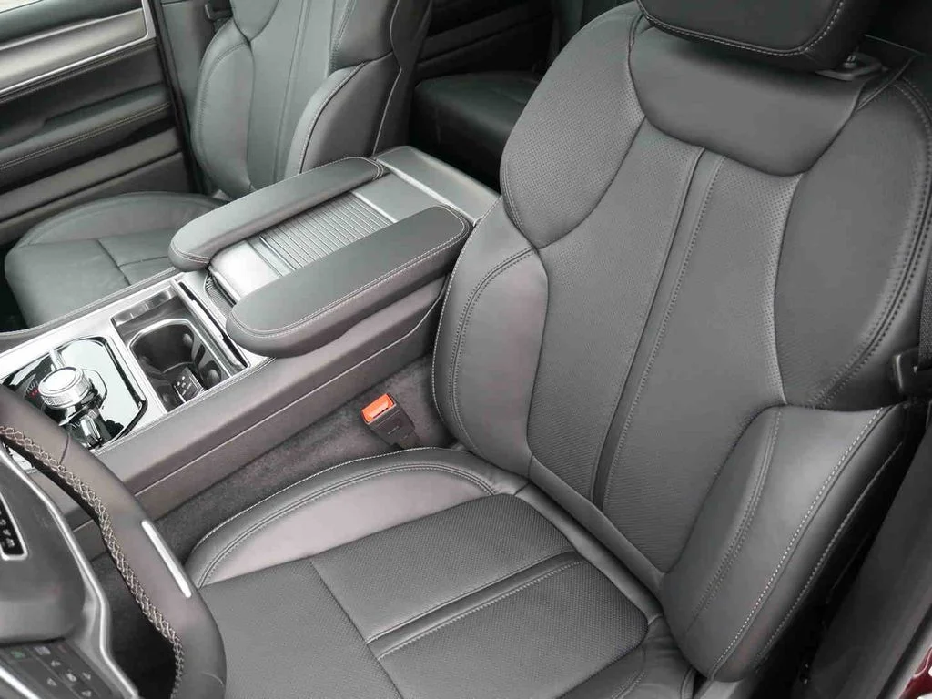 2025 Jeep Wagoneer L Series II - Photo 32