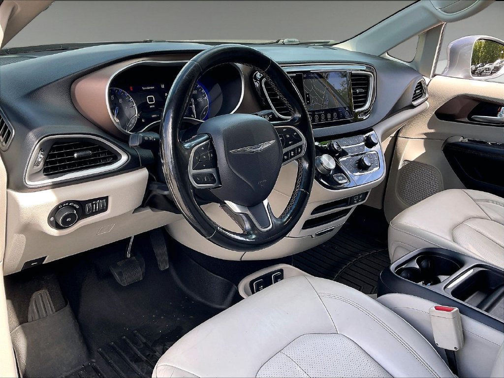 Used 2019 Billet Silver Metallic Clearcoat Chrysler Touring L image 8