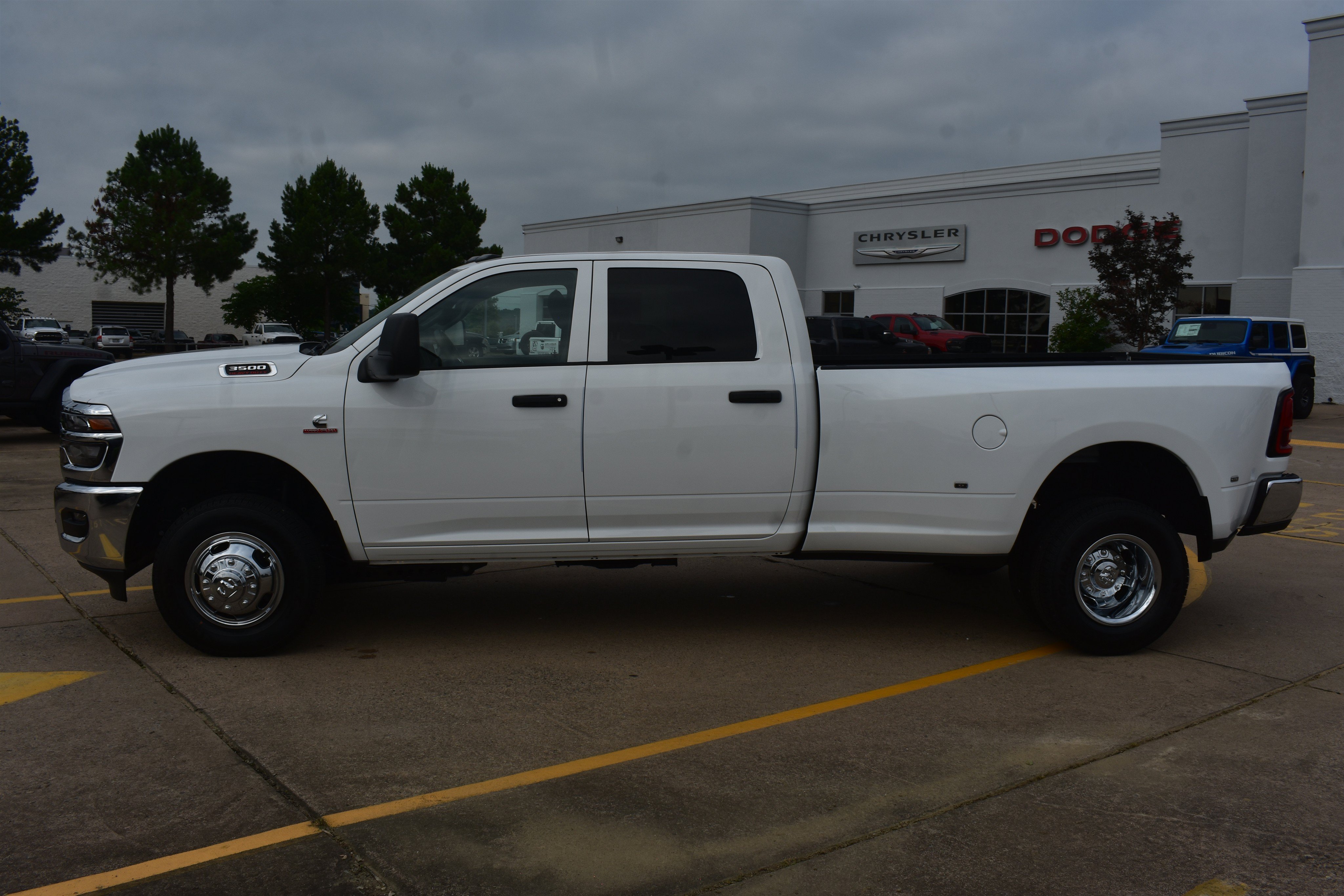 New 2026 Bright White Clear-Coat Exterior Paint RAM Tradesman image 9