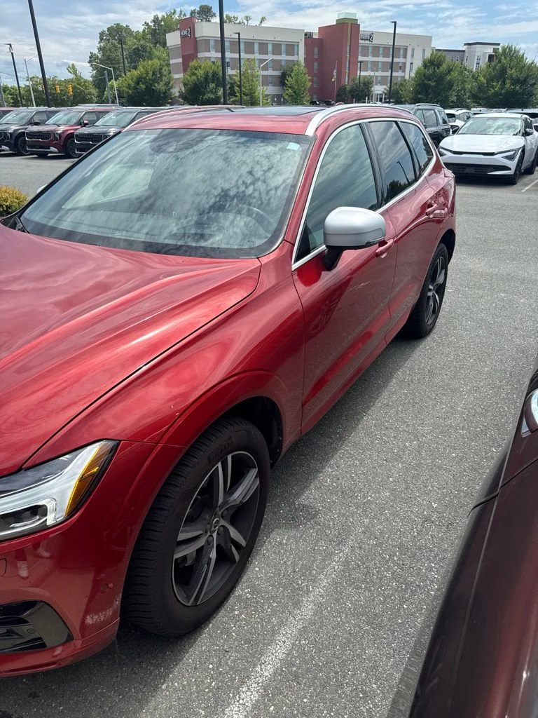Used 2018 Red Volvo T5 R-Design image 2