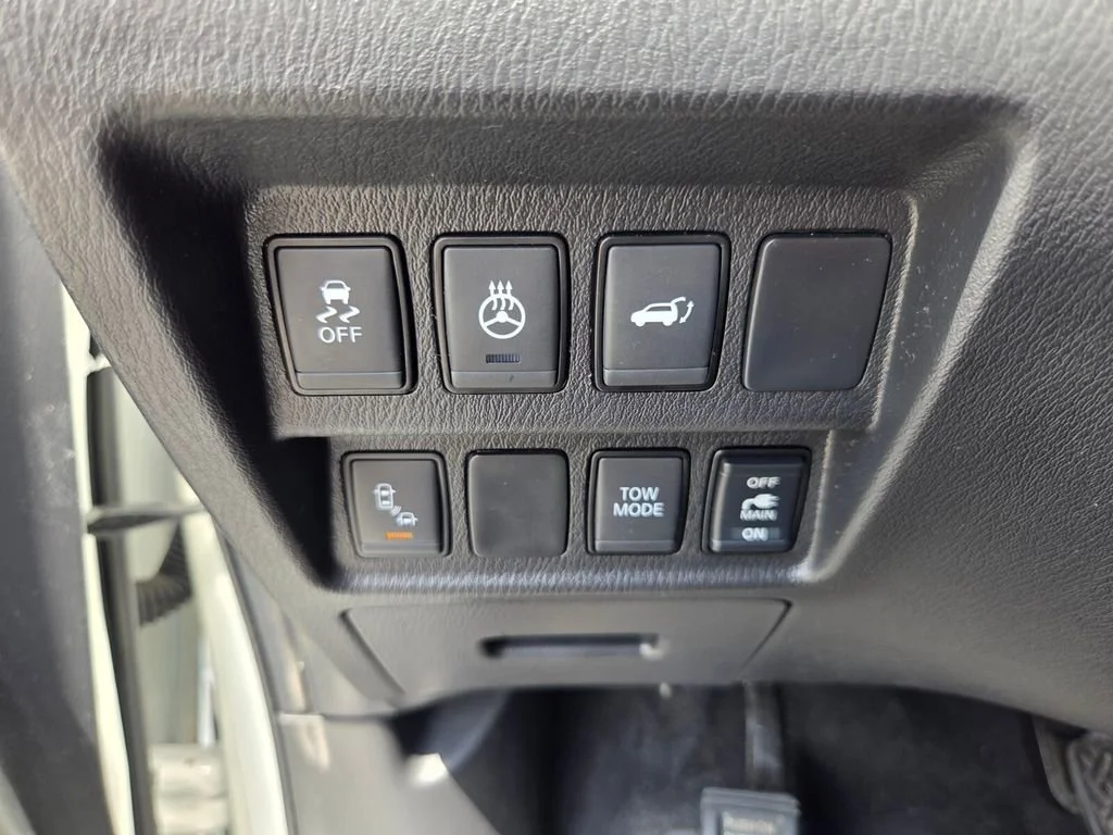 Used 2020 Pearl White Tricoat Nissan SL image 22