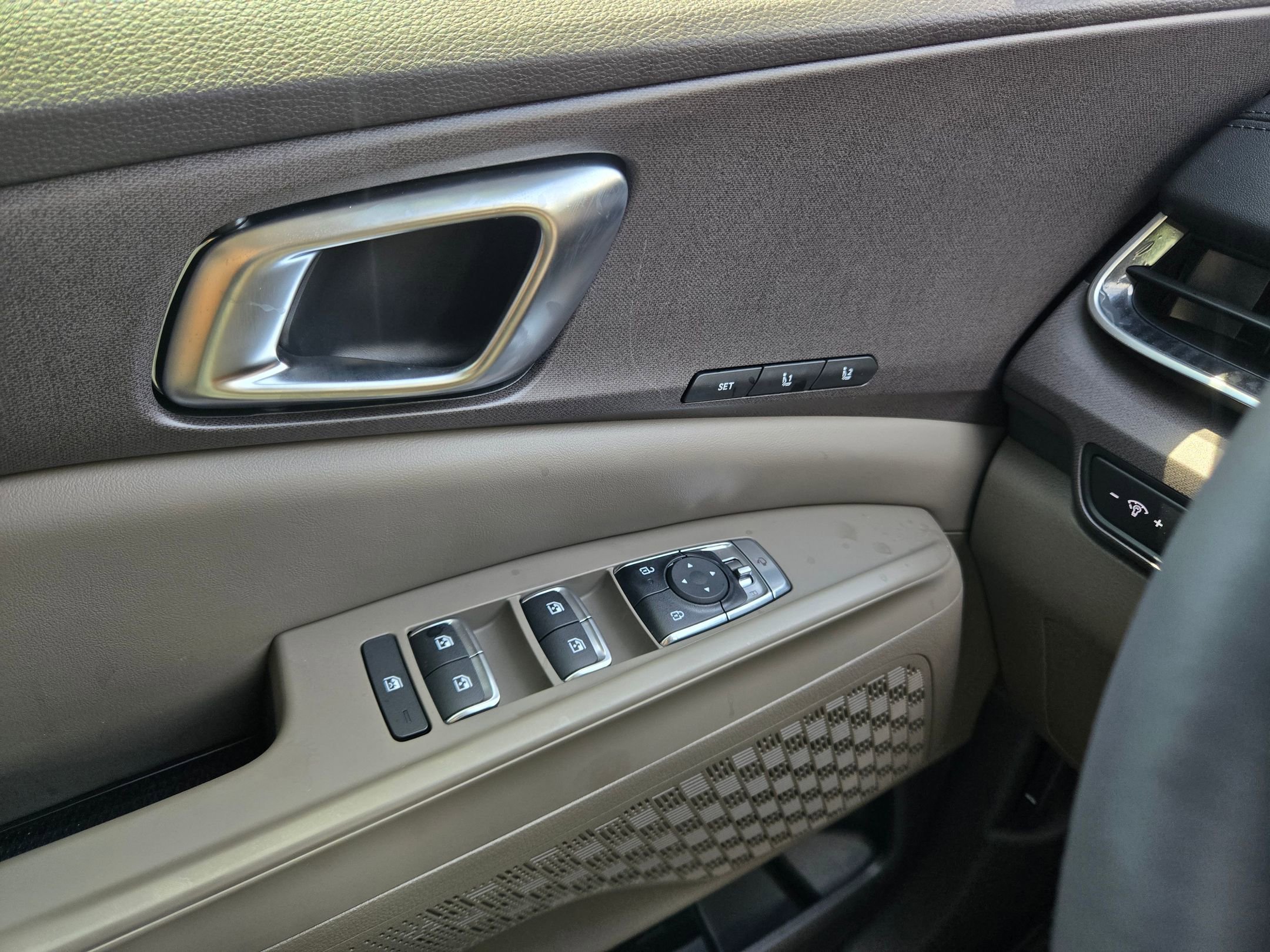 New 2026 Ceramic Silver Kia EX image 22