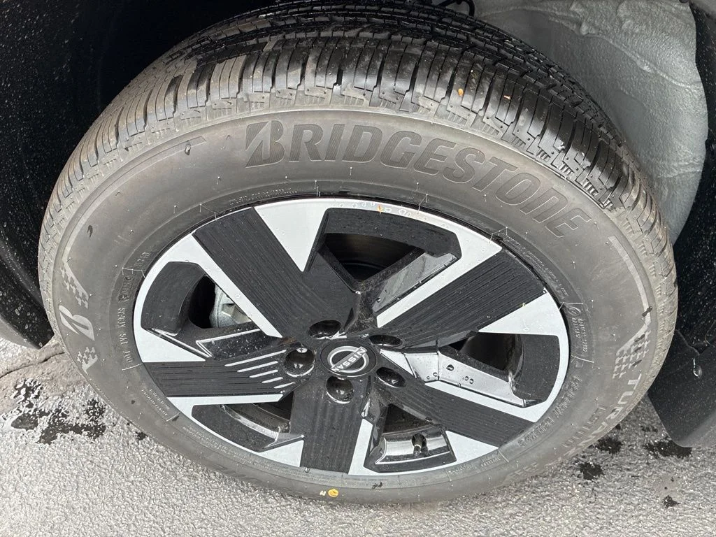New 2026 Aspen White TriCoat / Super Black Two-tone Nissan SV image 12
