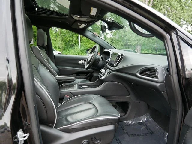 Used 2025 Diamond Black Chrysler Limited image 8