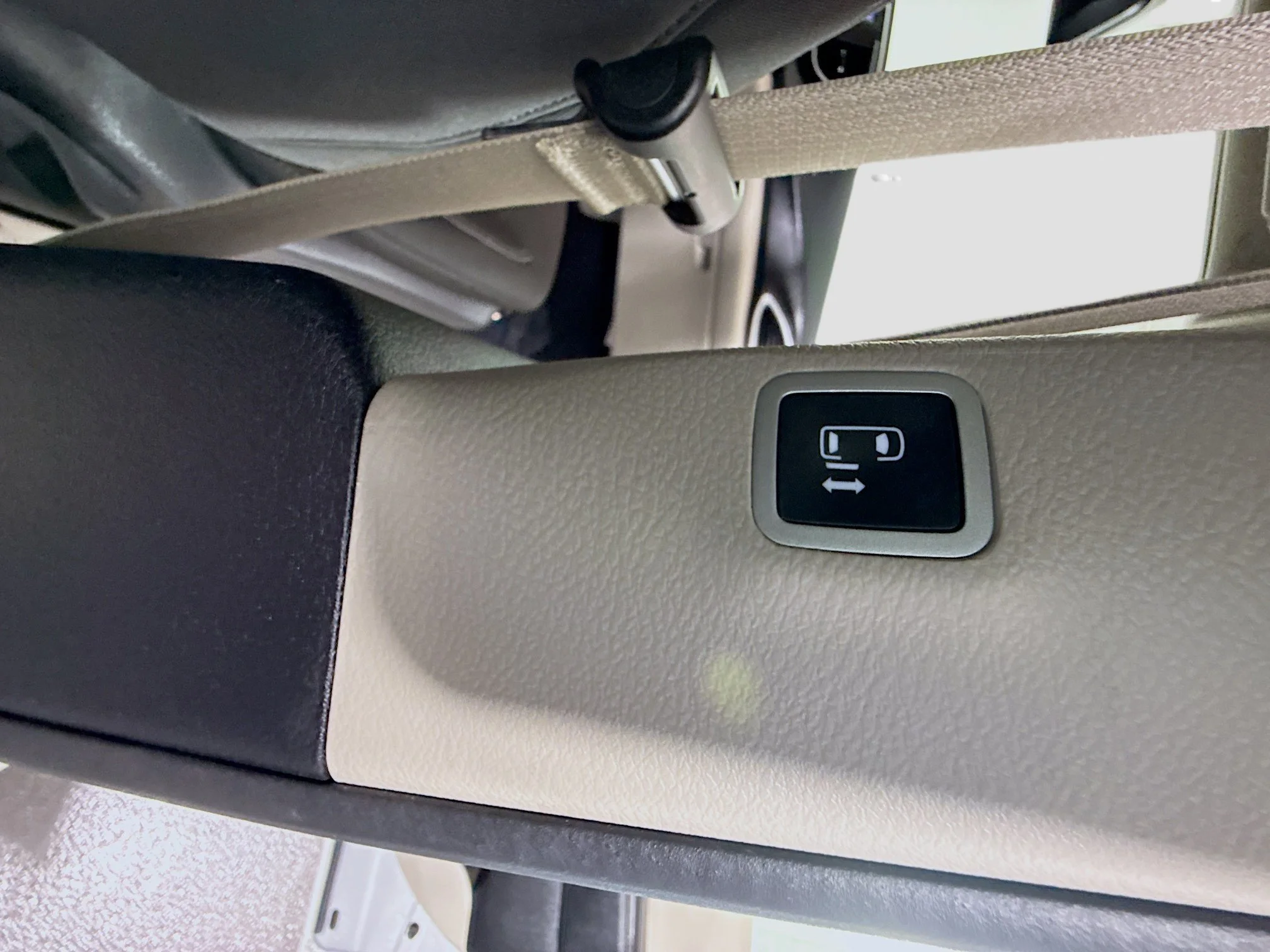 Used 2023 Silver Mist Clearcoat Chrysler LX image 35