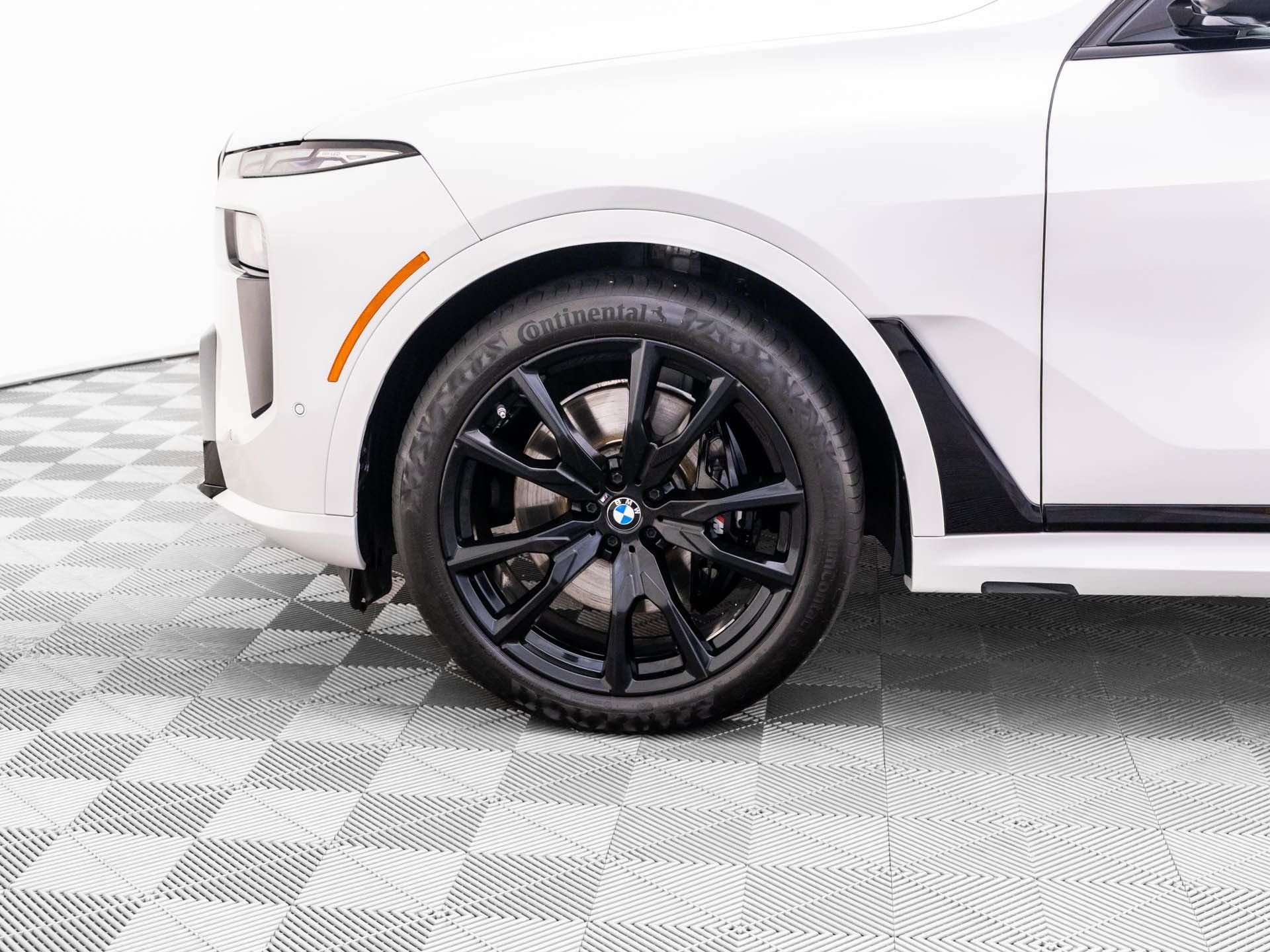Used 2023 Mineral White Metallic BMW xDrive40i image 32