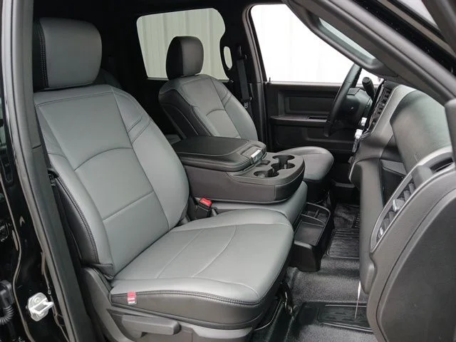 New 2026 Diamond Black Crystal Pearl-Coat Exterior Paint RAM Tradesman image 27