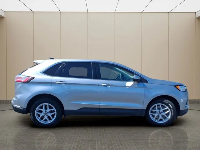 Used 2022 Silver Ford SEL image 7