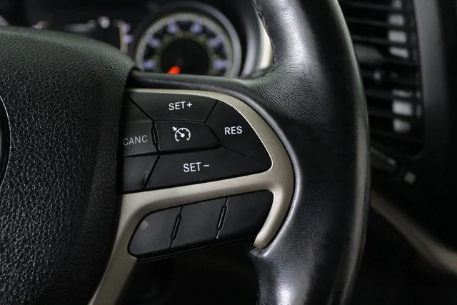 Used 2015 White Jeep Latitude image 6