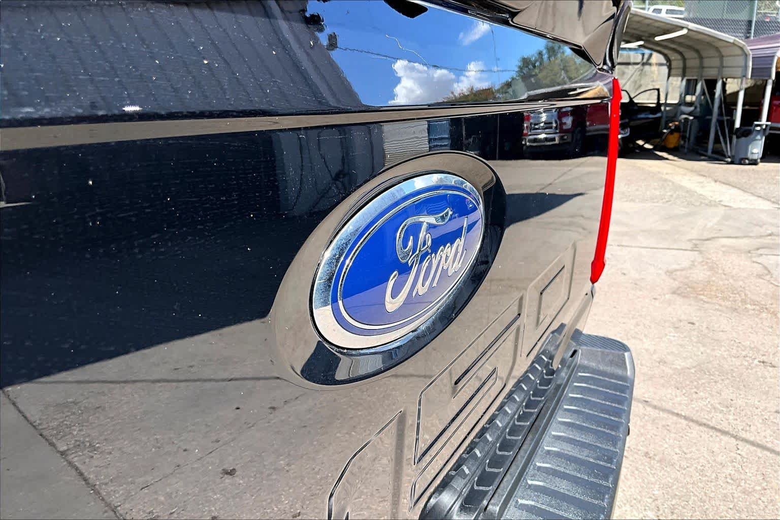 Used 2023 Agate Black Metallic Ford LARIAT image 31