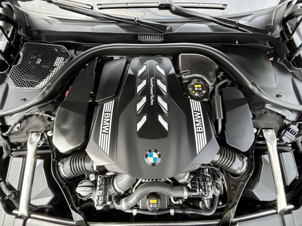 Used 2022 Black BMW 750i xDrive image 18