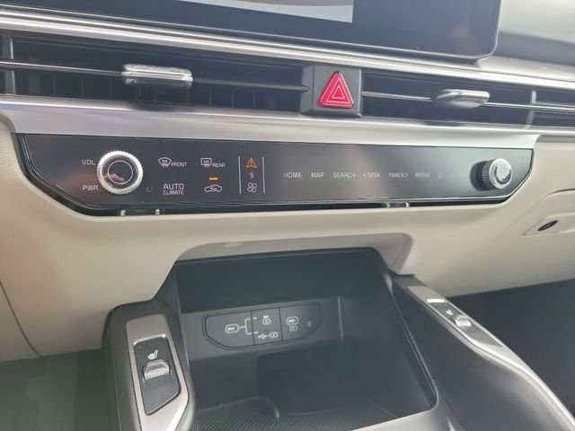 Used 2025 White Kia S image 24