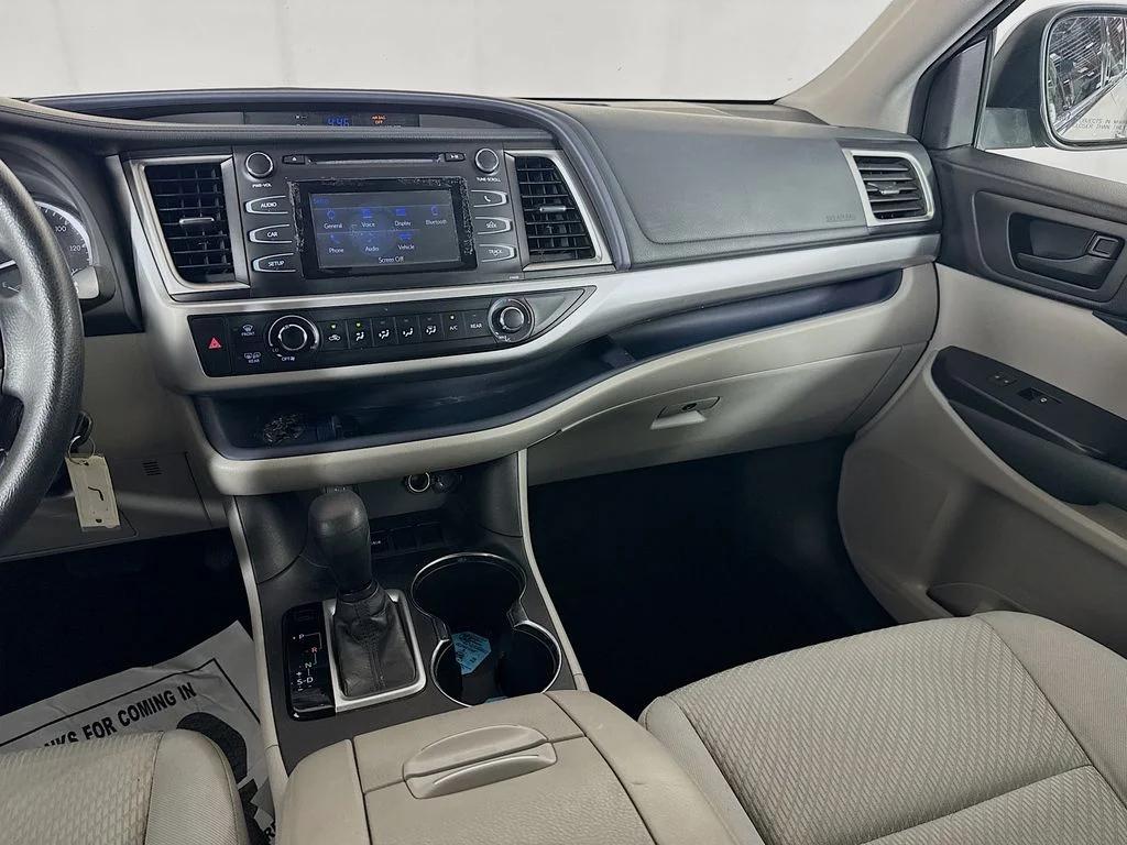 Used 2015 Silver Toyota LE image 26
