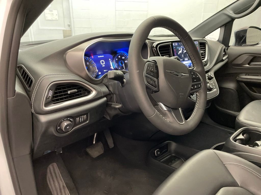 New 2026 Bright White Clear-Coat Exterior Paint Chrysler Select image 14