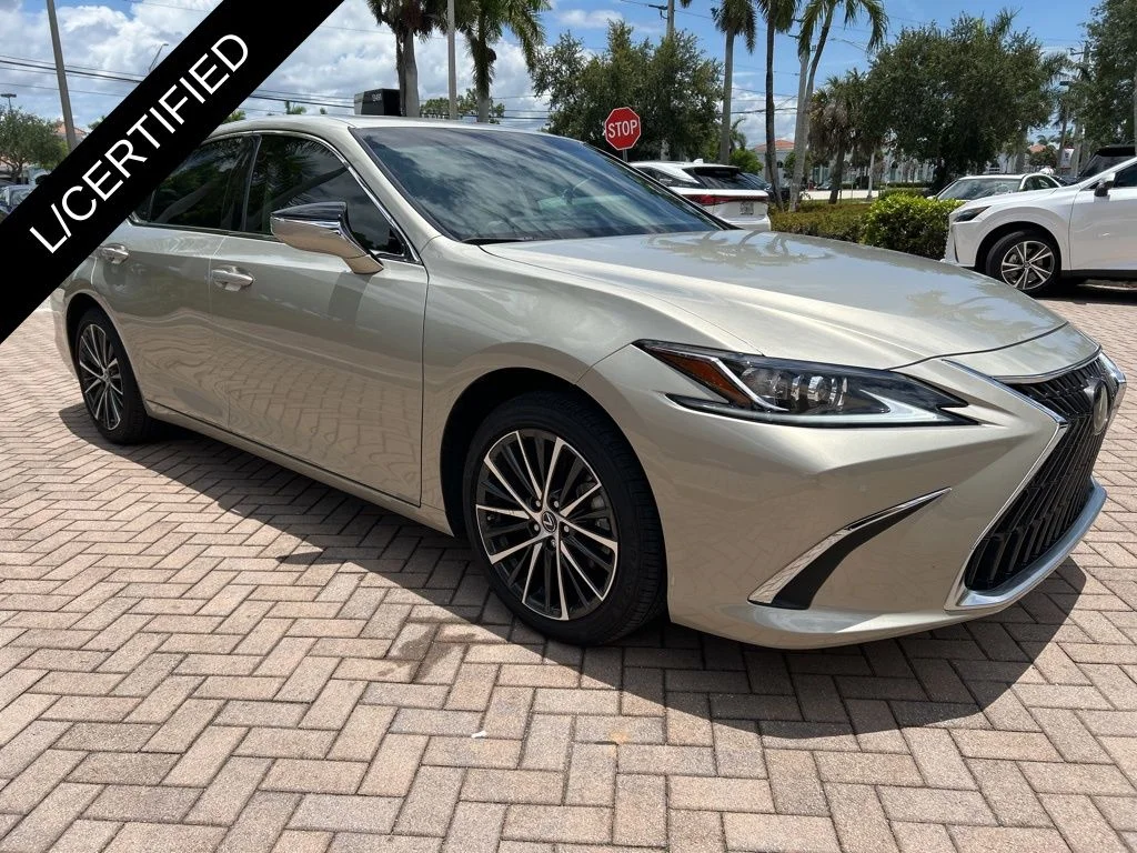 2025 Lexus ES 300h's photo
