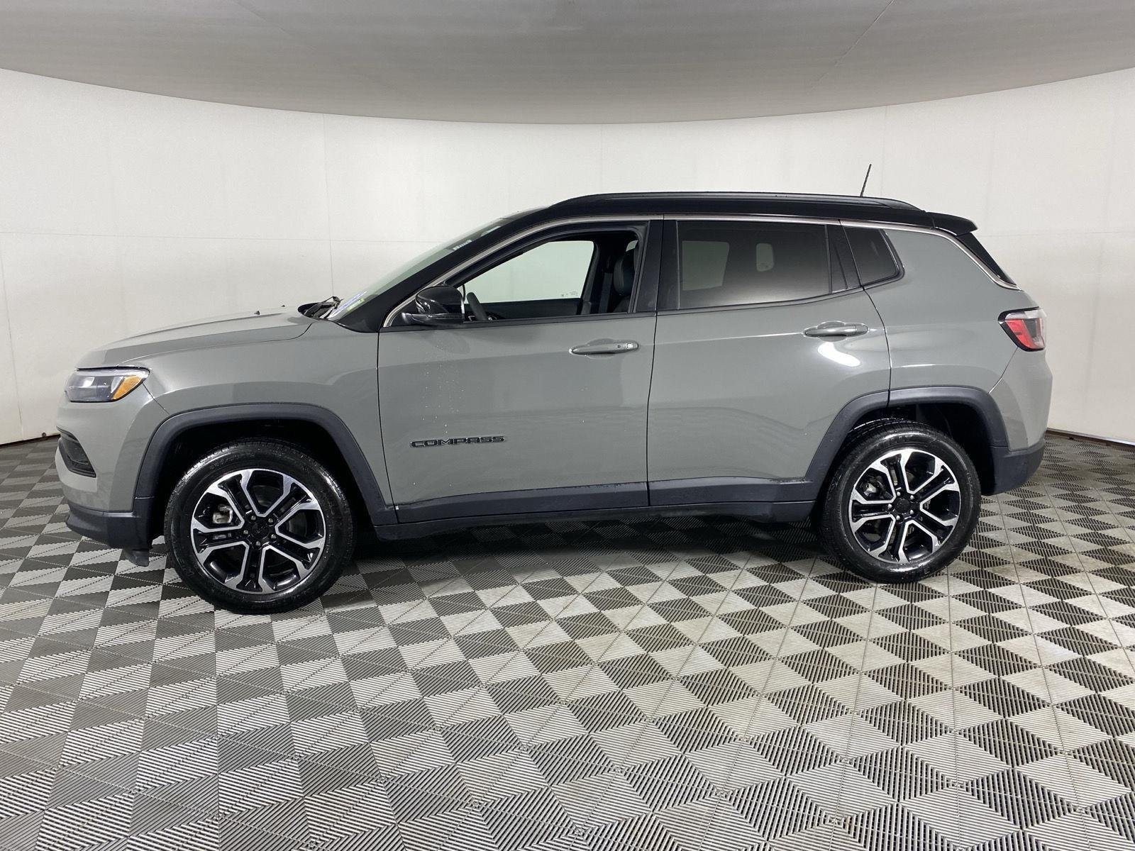 Used 2024 Sting-Gray Clearcoat Jeep Limited image 4