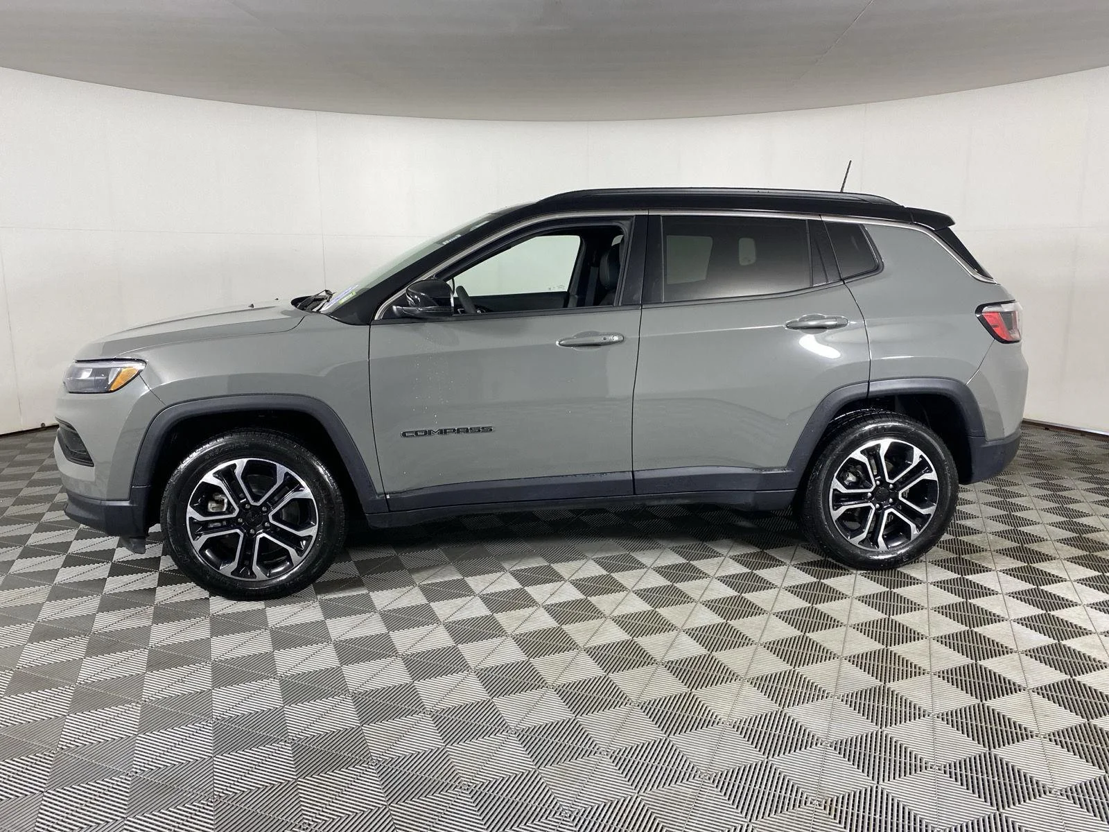 Used 2024 Sting-Gray Clearcoat Jeep Limited image 4