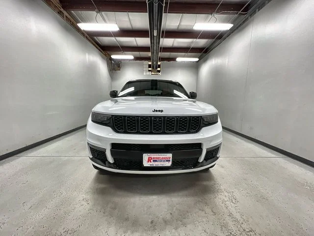 Used 2023 White Jeep Summit image 3