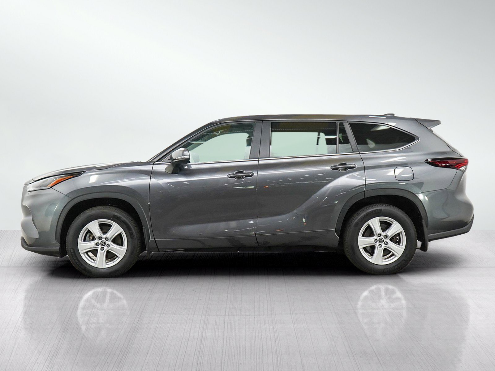 Used 2024 Toyota Highlander LE with VIN 5TDKDRBH9RS530532 for sale in South Saint Paul, Minnesota