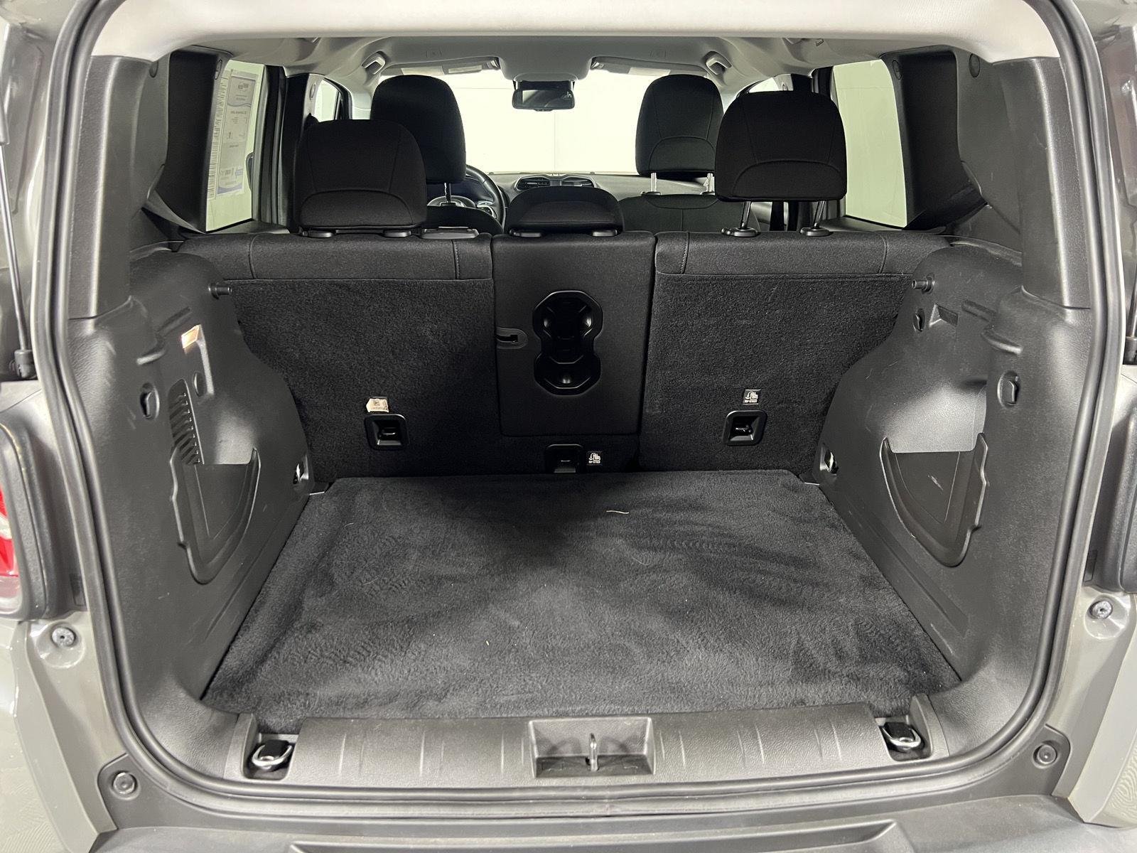 Used 2021  Jeep Latitude image 21