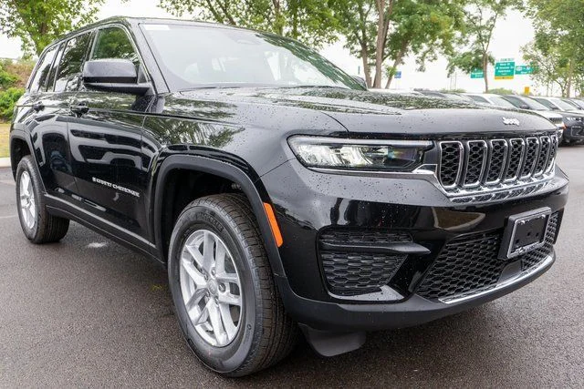 New 2026 Diamond Black Crystal Pearl-Coat Exterior Paint Jeep Laredo X image 4
