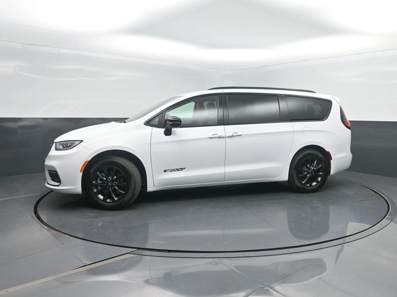 New 2026 Bright White Clear-Coat Exterior Paint Chrysler Select image 42