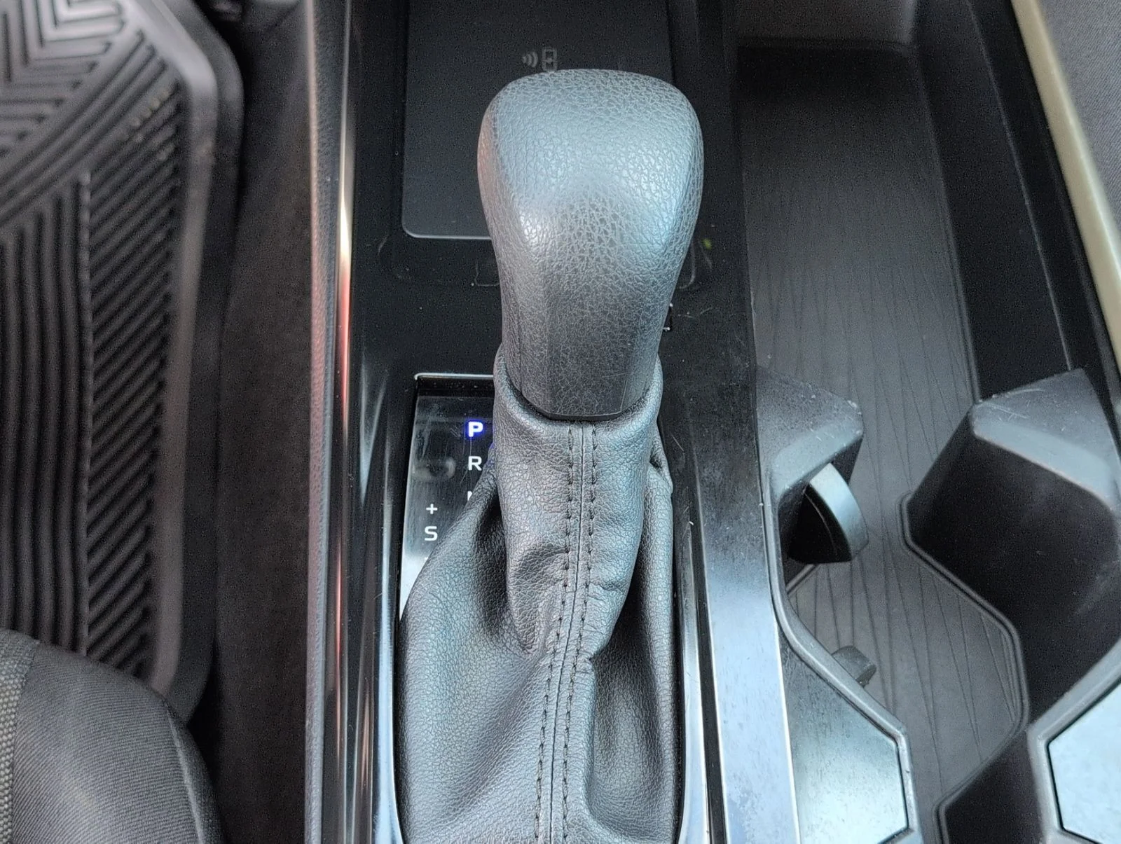 Used 2025  Toyota LE image 22