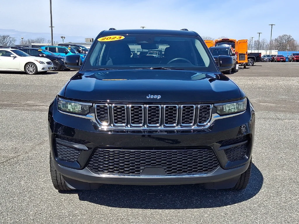 Used 2023 Diamond Black Crystal Pearlcoat Jeep Laredo image 4