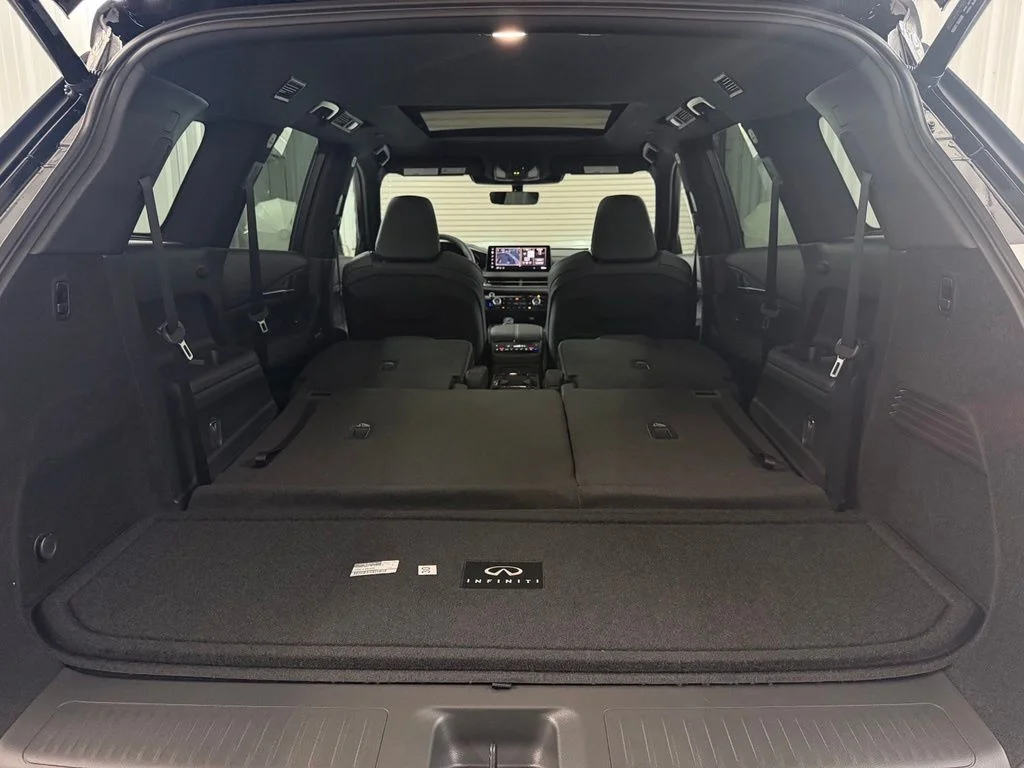 New 2027 2T RAD WHT INFINITI Sport AWD image 45