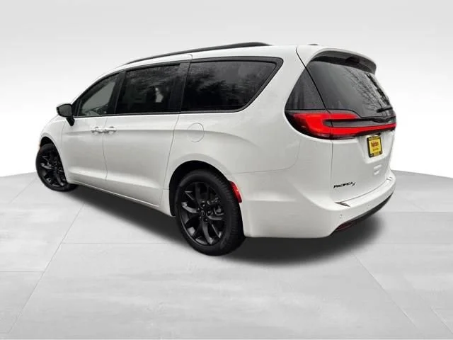 New 2026 Bright White Clear-Coat Exterior Paint Chrysler Select image 5