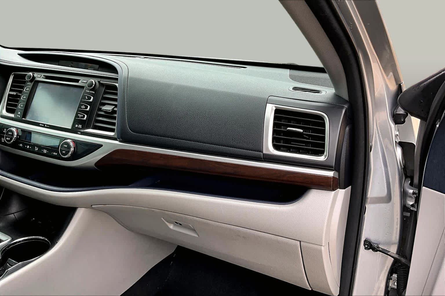 Used 2015 Silver Sky Metallic Toyota Limited image 18
