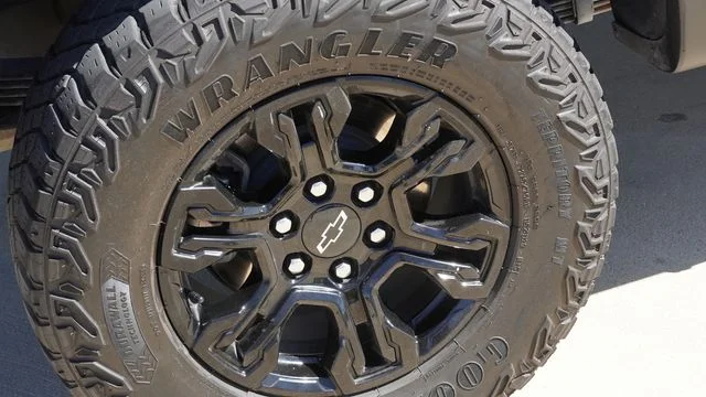 Used 2024 White Chevrolet ZR2 image 11