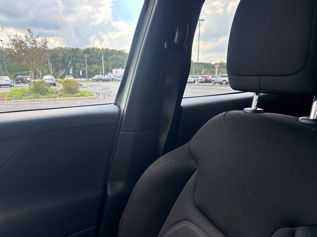 Used 2020 Alpine White Clearcoat Jeep Latitude image 3
