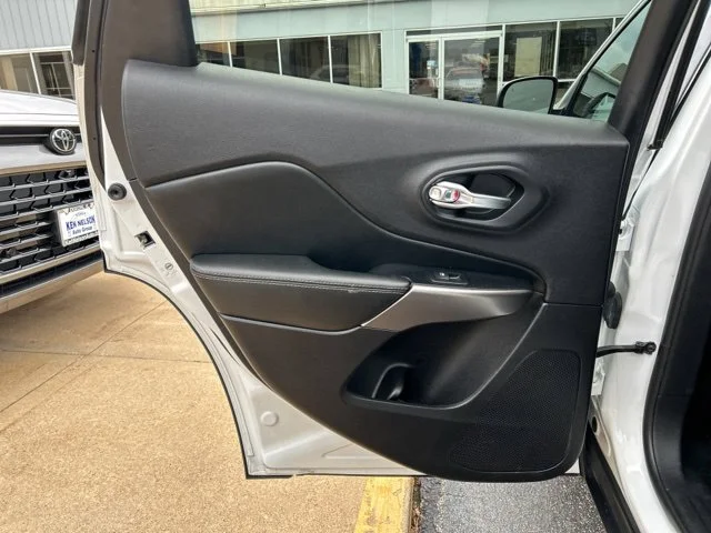 Used 2021 White Jeep Latitude Lux image 21