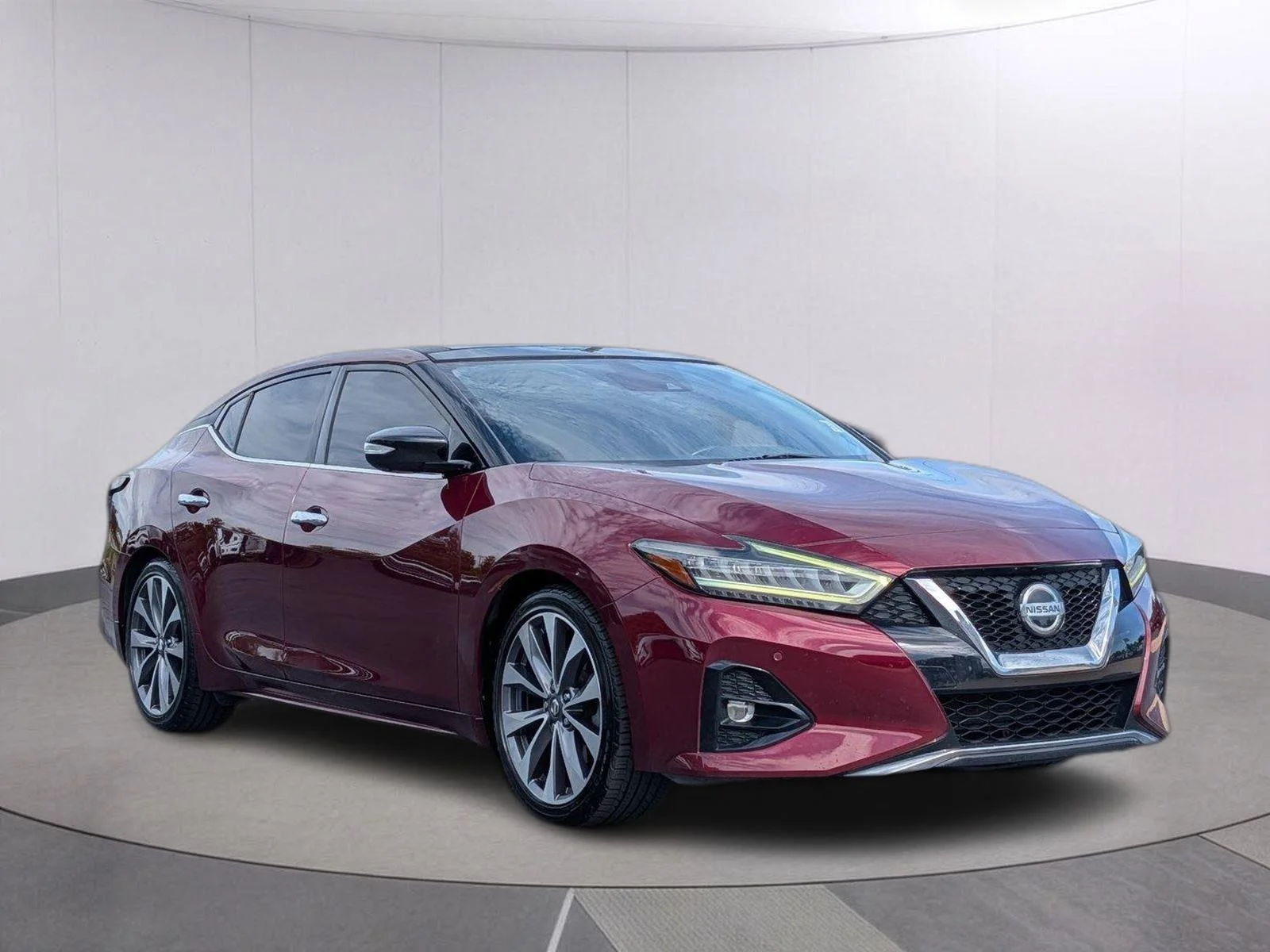 Used 2019 Super Black Nissan Platinum image 7